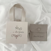 Cargar imagen en el visor de la galería, Cadena con dije Sagrado Corazón chapado en Oro 14k y perlas