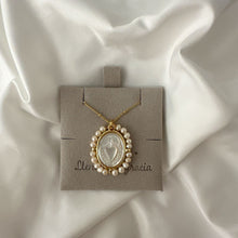 Cargar imagen en el visor de la galería, Cadena con dije Sagrado Corazón chapado en Oro 14k y perlas