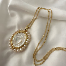 Cargar imagen en el visor de la galería, Cadena con dije Sagrado Corazón chapado en Oro 14k y perlas