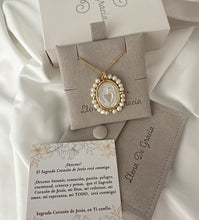 Cargar imagen en el visor de la galería, Cadena con dije Sagrado Corazón chapado en Oro 14k y perlas